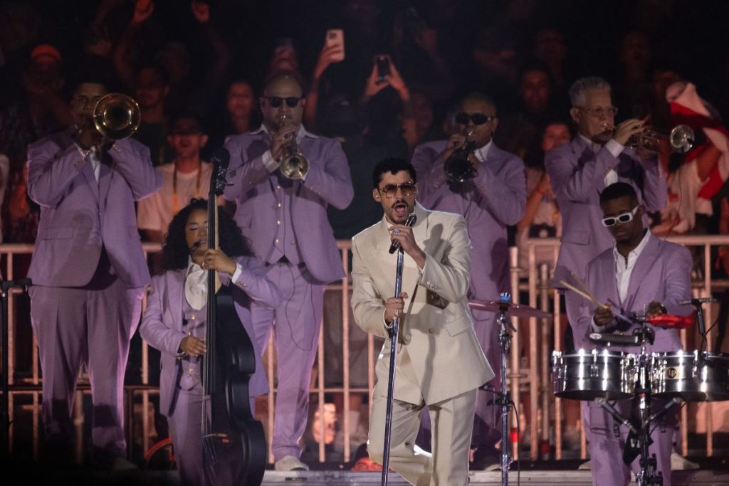 Bad Bunny se presenta durante su gira mundial "Debi Tirar Más Fotos" en el estadio Allianz Parque de São Paulo, Brasil, el 20 de febrero de 2026. (Foto de ADRIANA SPACA / AFP)