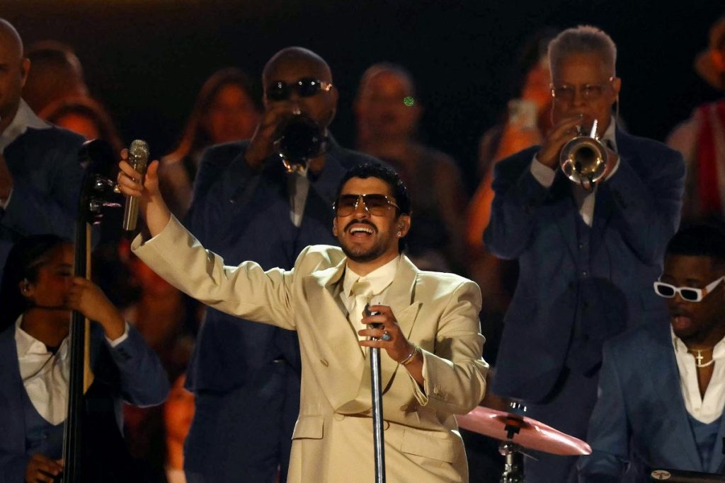 El rapero puertorriqueño Bad Bunny se presenta durante su gira mundial "Debi tirar más fotos" en el Estadio Monumental MAS de Buenos Aires el 13 de febrero de 2026. (Foto de Luis ROBAYO / AFP)