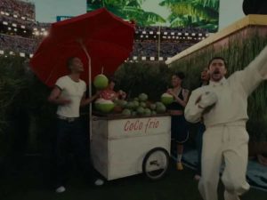 "Titi", la salvadoreña que apareció en el Super Bowl como vendedora de cocos, cuenta su experiencia con Bad Bunny