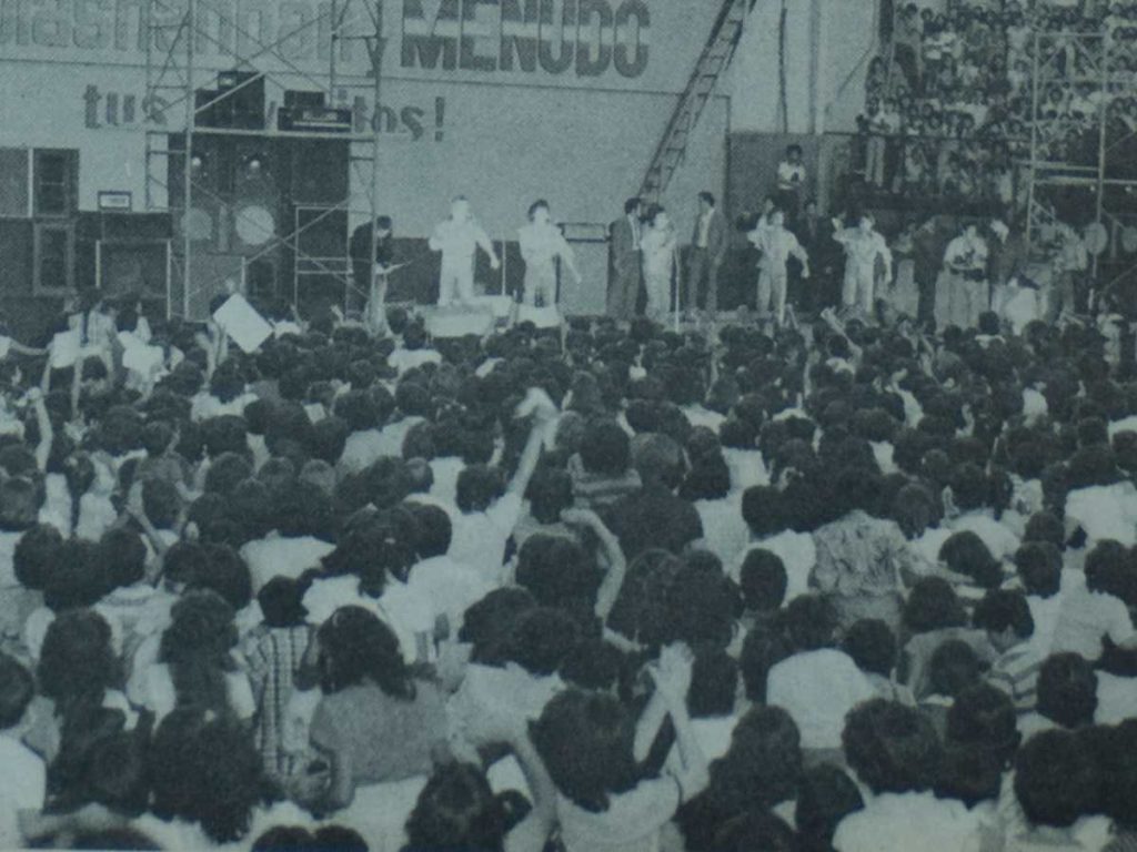 Las crónicas de la época describieron el fenómeno como “menuditis”, por la masiva asistencia y la euforia del público juvenil.
