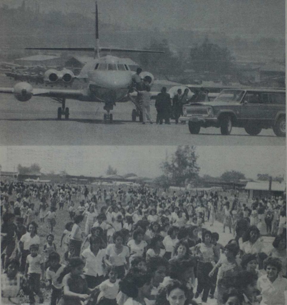 Centenares de jóvenes recibieron al grupo en el aeropuerto de Ilopango en mayo de 1983, previo a su presentación en el Estadio Cuscatlán.