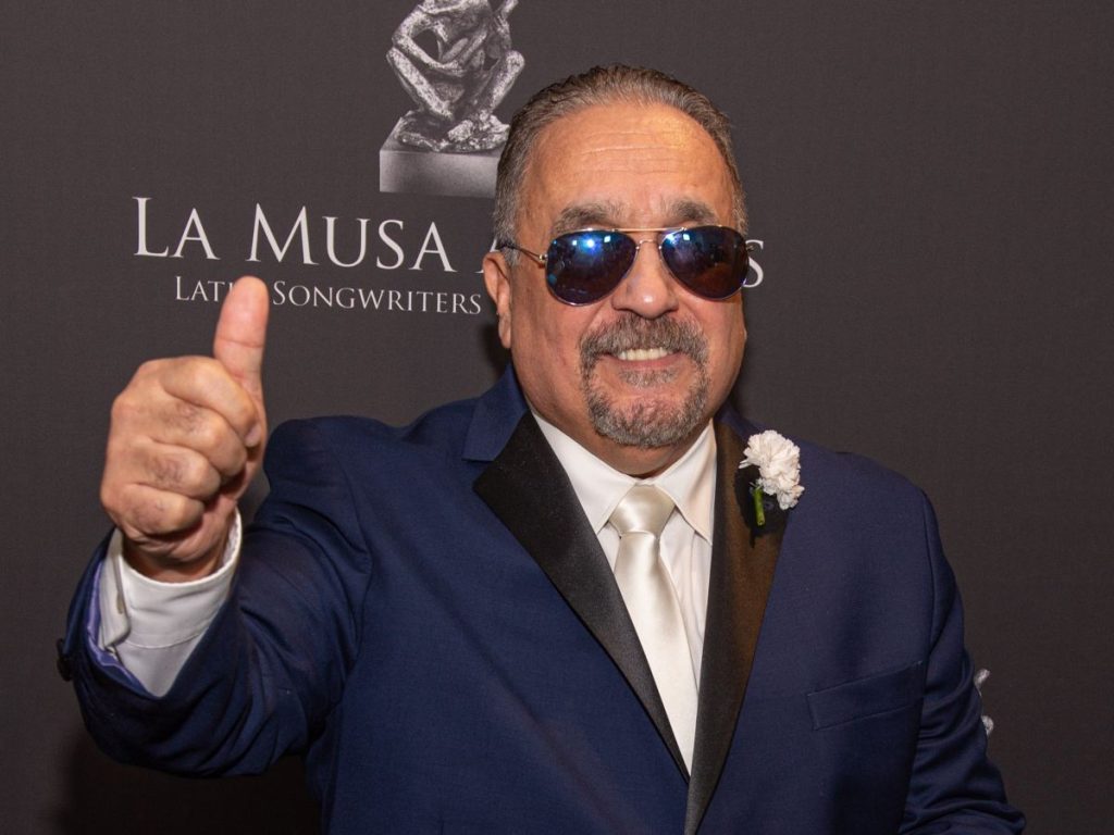 Fotografía de archivo del 24 de octubre de 2019 que muestra al músico y compositor de salsa Willie Colón posan en la alfombra de La Musa Awards 2019 en el James L. Knight Center de la ciudad de Miami (EE. UU.).