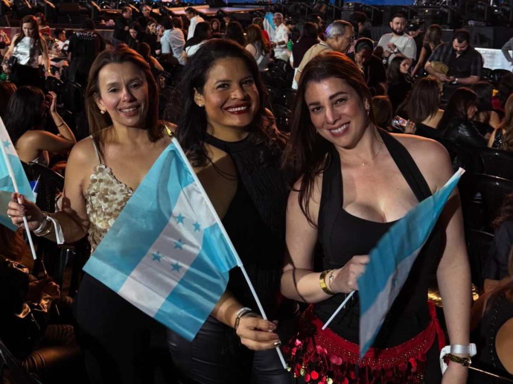 Viajeros extranjeros continúan arribando al país.