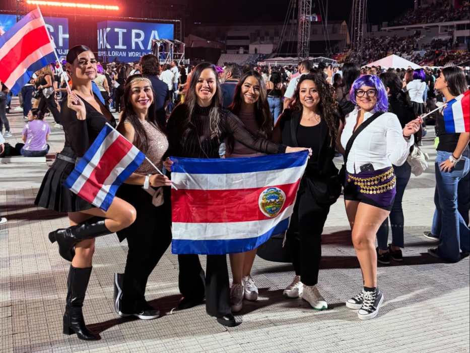 Fans asistieron al concierto de Shakira portando banderas de distintos países, en respuesta al llamado de la artista.