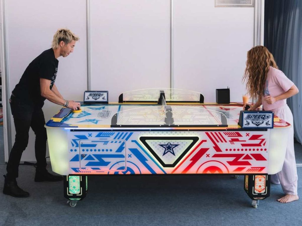 Entre risas y juego, la cantante disfrutó de unas horas de descanso junto a su equipo