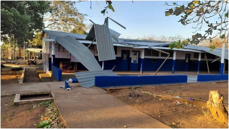 Fuertes vientos causaron daños estructurales en el centro escolar de Valle Nuevo, Acajutla, lo que obligó a suspender clases de forma preventiva.