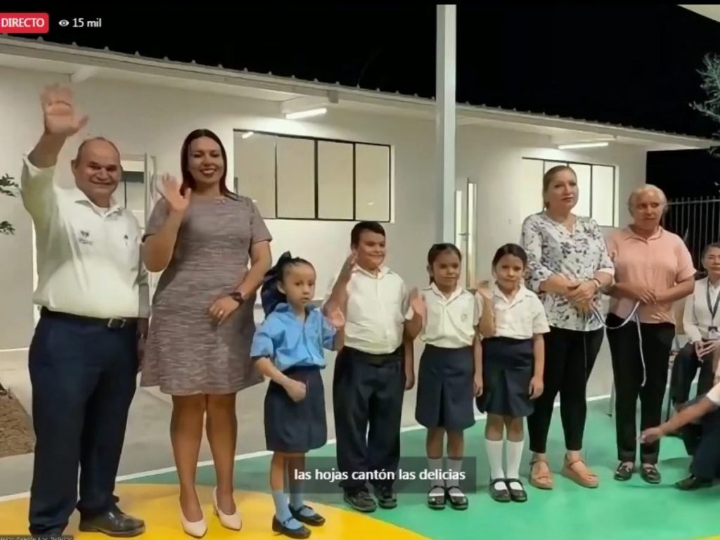 Autoridades, docentes y estudiantes participaron  en la inauguración de una de las escuelas renovadas.