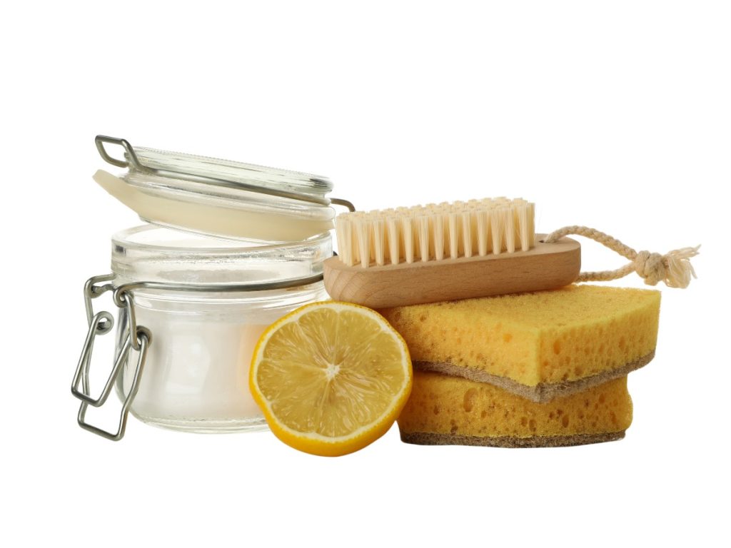 Secar bien la esponja y alternarla con cepillos o paños lavables reduce la proliferación de microorganismos en la cocina.