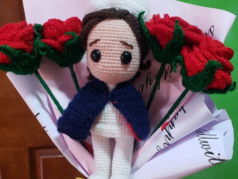 Cada pieza de Entre Lanas es tejida a mano por Óscar López, quien convirtió el crochet en su emprendimiento.