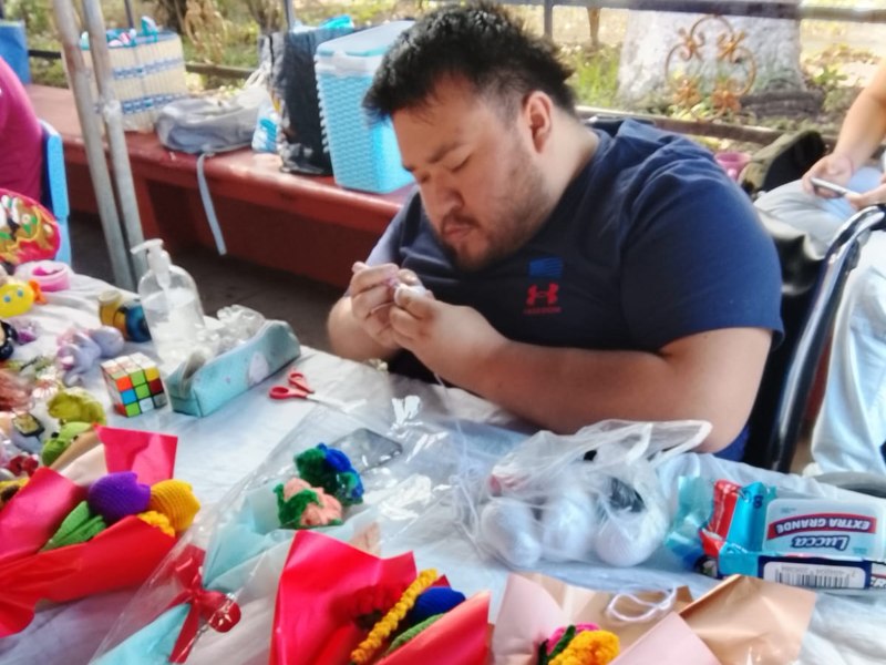 Óscar López organiza su jornada de trabajo para desarrollar cada diseño con detalle y paciencia.