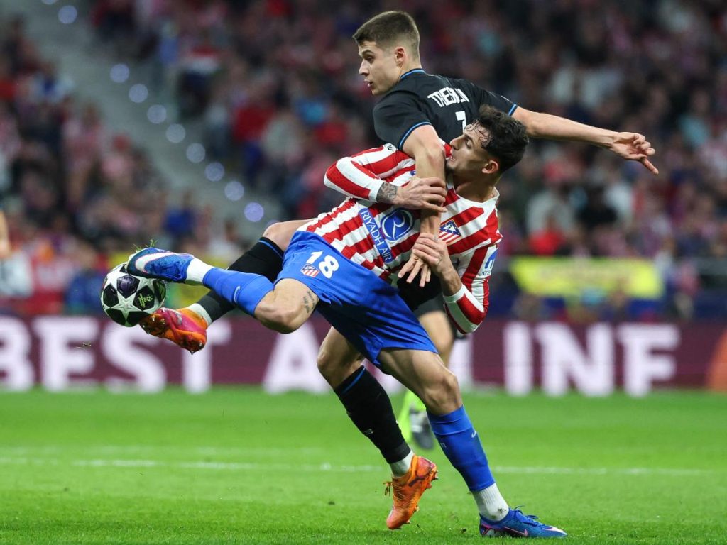 El defensa español #18 del Atlético de Madrid, Marc Pubill, forcejea con el delantero alemán #07 del Club Brugge, Nicolo Tresoldi, durante el partido de vuelta de los playoffs de la ronda eliminatoria de la UEFA Champions League entre el Club Atlético de Madrid y el Club Brugge KV en el Estadio Metropolitano de Madrid el 24 de febrero de 2026. 