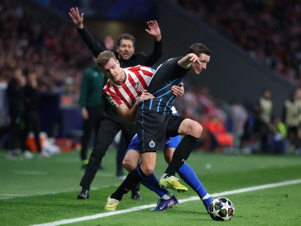 El delantero noruego #09 del Atlético de Madrid, Alexander Sorloth (izq.), disputa el balón con el centrocampista belga #20 del Club Brugge, Hans Vanaken, durante el partido de vuelta de los playoffs de la ronda eliminatoria de la UEFA Champions League entre el Club Atlético de Madrid y el Club Brugge KV en el Estadio Metropolitano de Madrid el 24 de febrero de 2026.