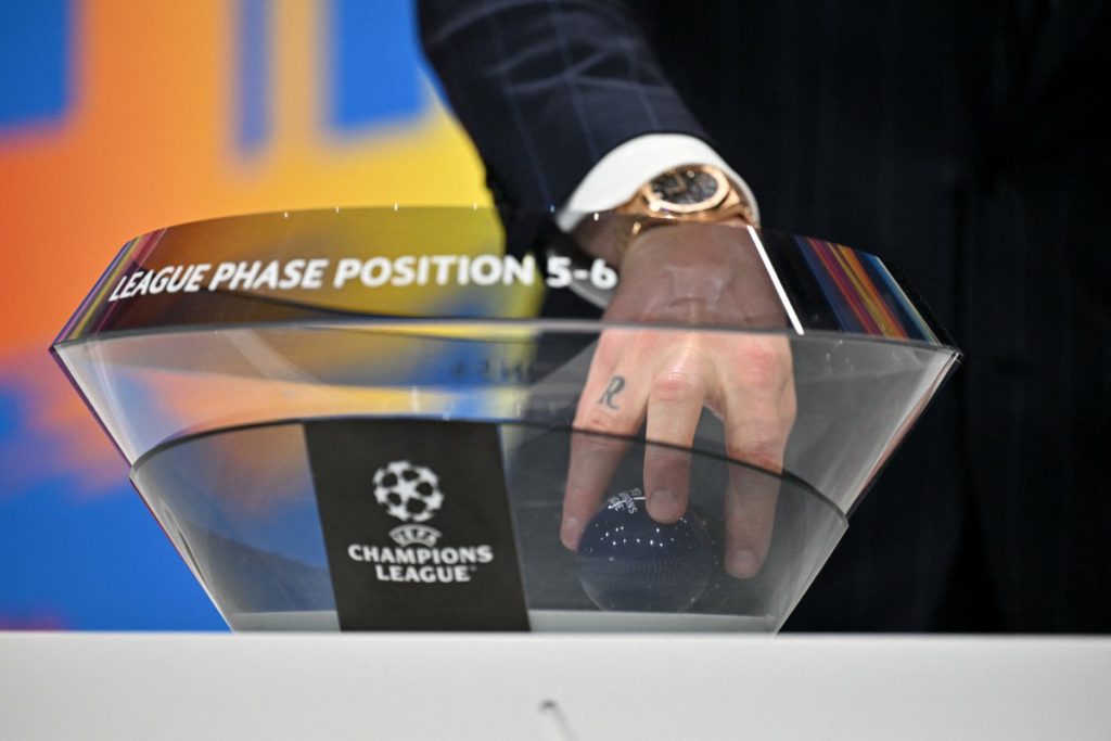 El embajador de la Fundación UEFA para la Infancia y excentrocampista del Sevilla, Ivan Rakitic, selecciona un balón durante el sorteo de octavos de final, cuartos de final y semifinales de la UEFA Champions League 2025-2026 en la Casa del Fútbol Europeo en Nyon, Suiza occidental, el 27 de febrero de 2026. (Foto de Harold CUNNINGHAM / AFP)