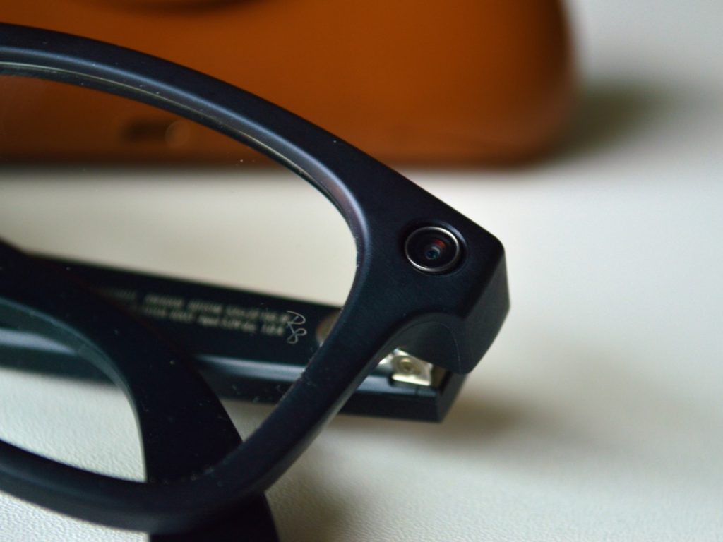 Las gafas inteligentes integran cámaras casi imperceptibles, lo que reaviva el debate sobre privacidad y consentimiento en espacios públicos y comerciales.