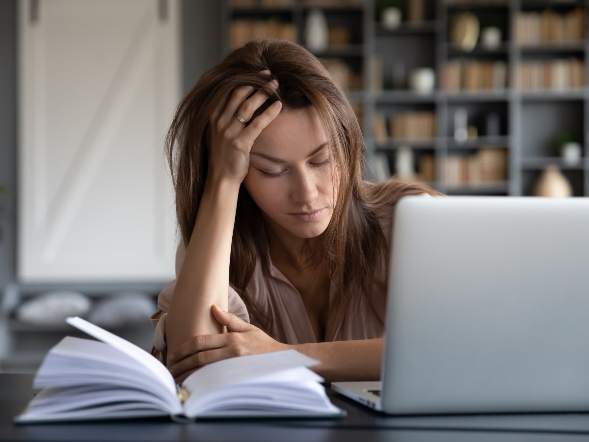 La fatiga constante y la dificultad para concentrarse pueden ser señales de inflamación crónica de bajo grado afectando tu bienestar diario.