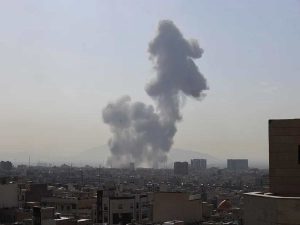 Columnas de humo se elevan en Teherán tras los ataques lanzados por Estados Unidos e Israel este sábado 28 de febrero.