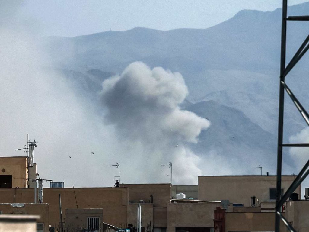 Habitantes de Teherán reaccionan tras las explosiones registradas en distintos puntos de la capital iraní.