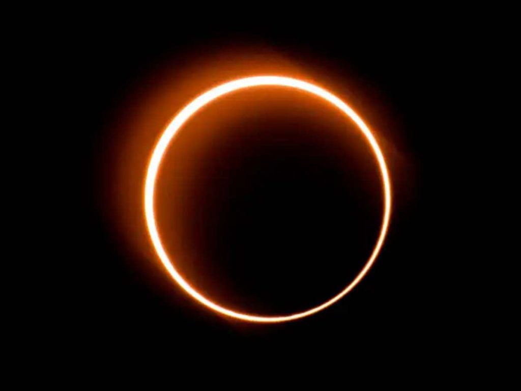 La Luna se mueve frente al Sol en un raro eclipse solar de "anillo de fuego". Foto: AFP