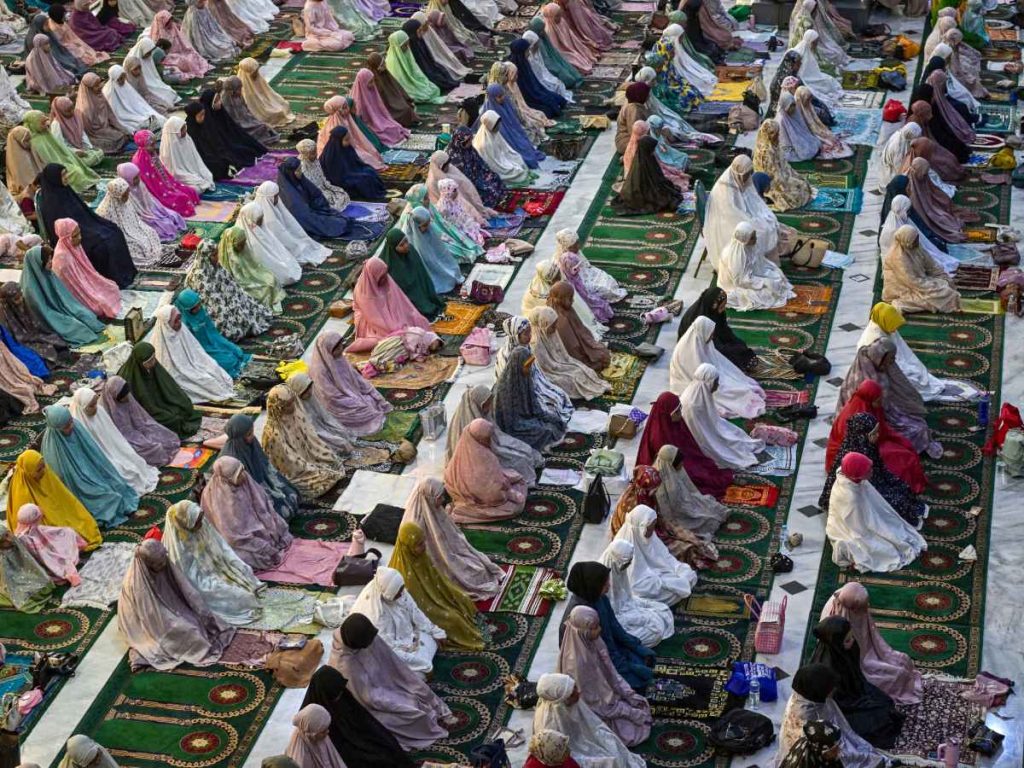 Mujeres musulmanas realizan el rezo de Tarawih, las primeras oraciones que marcan el inicio del mes sagrado de ayuno islámico del Ramadán, en la mezquita Al Akbar, en Surabaya, el 18 de febrero de 2026. Fotografía/ AFP