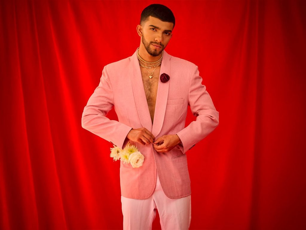 Blazer y pantalón de Moskem. Una propuesta de moda masculina donde el rosa y la silueta relajada construyen un romanticismo contemporáneo. Collar de Patricia de Ábrego. 