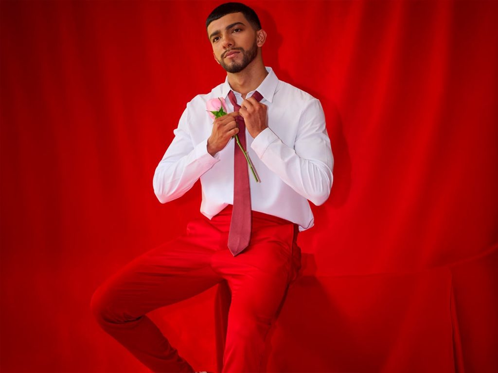 Camisa y pantalón de Moskem. El contraste entre blanco y rojo define una propuesta masculina clásica, elegante y sensible, pensada para celebrar el amor con estilo. 