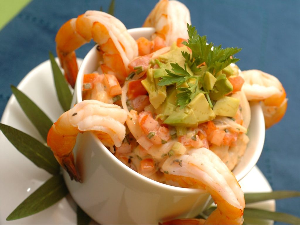 Cóctel de camarones, fresco y jugoso, con ese balance perfecto entre acidez y dulzor.