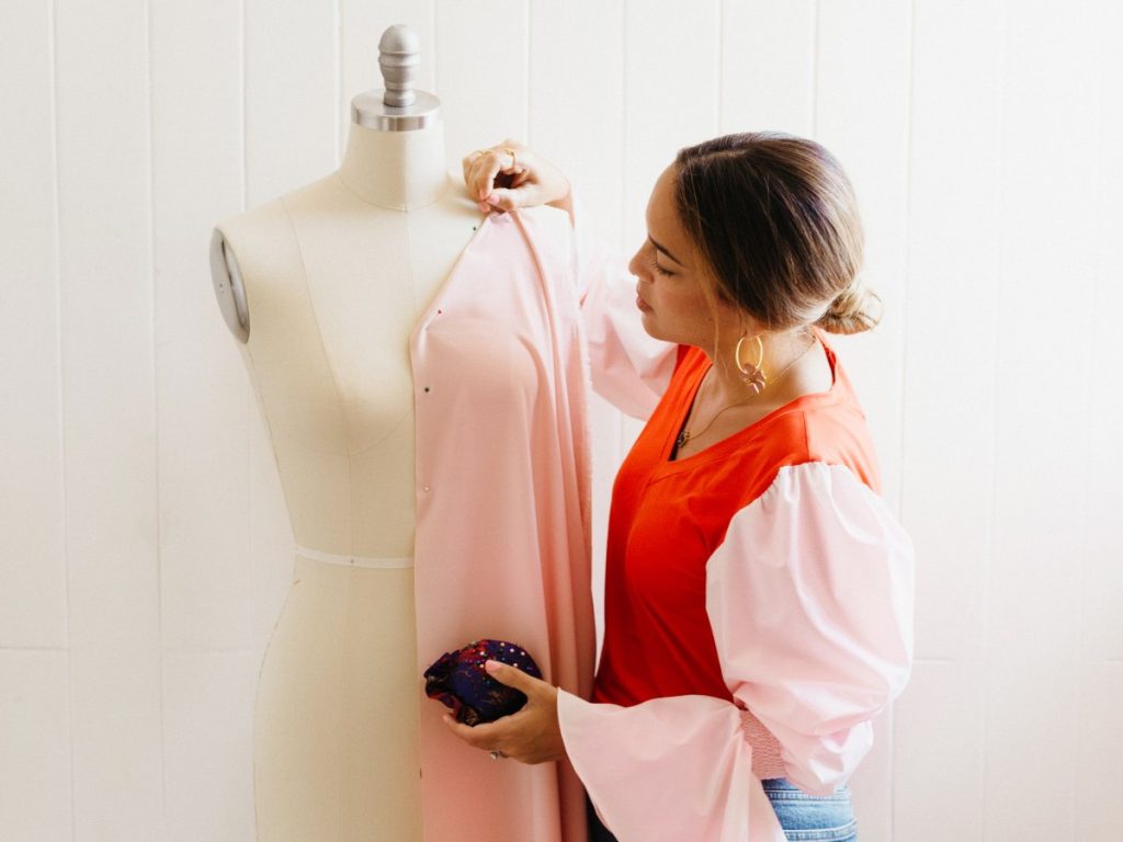 La diseñadora salvadoreña proyecta su estilo femenino y sofisticado rumbo a la Semana de la Moda Guatemala 2026.