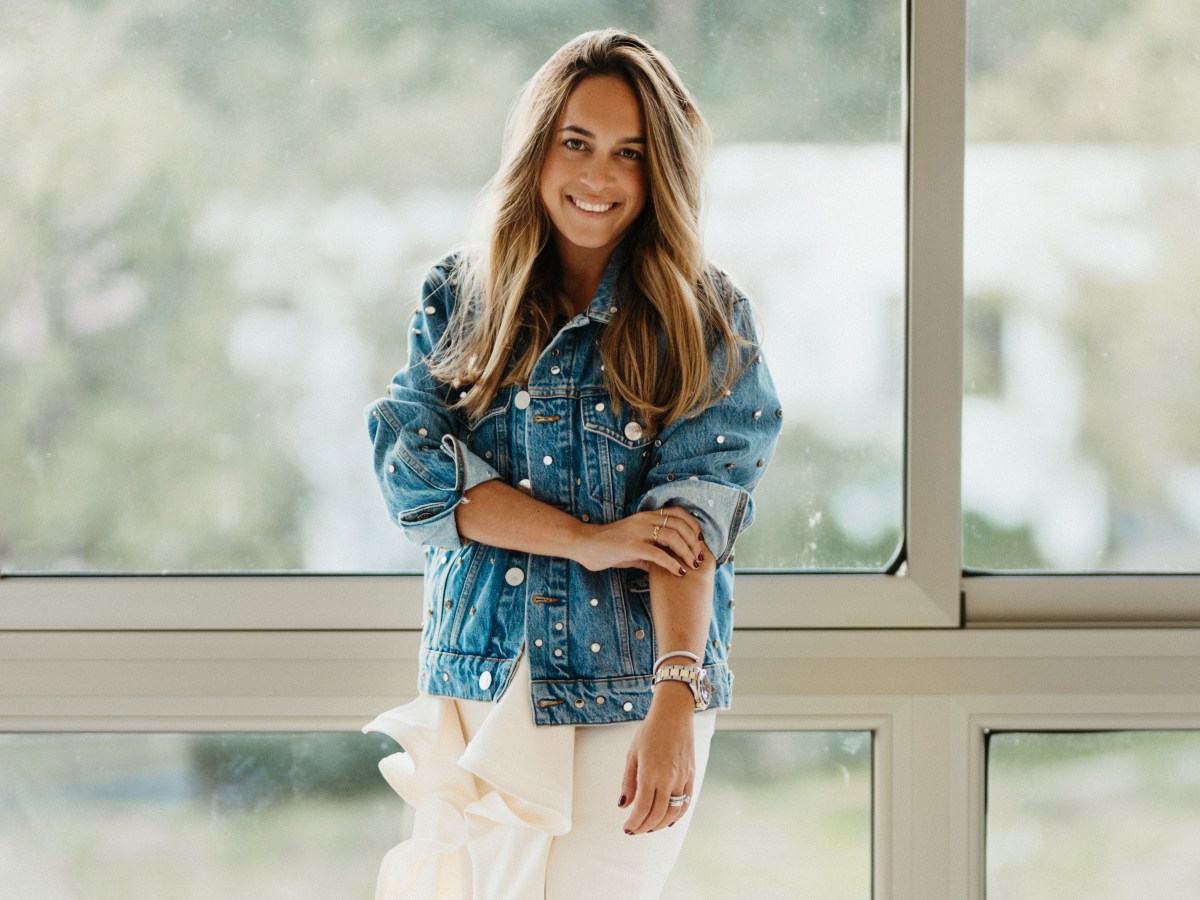 Mónica Arguedas en su estudio creativo, dando forma a una propuesta que llevará el sello salvadoreño a Fashion Symphony 2026.