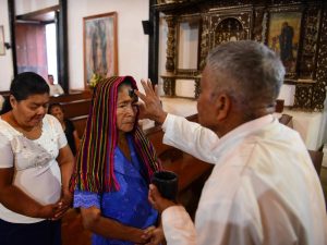 La ceniza, símbolo de conversión y fragilidad humana, es colocada en forma de cruz sobre la frente. Fotografía/ Emerson Del Cid