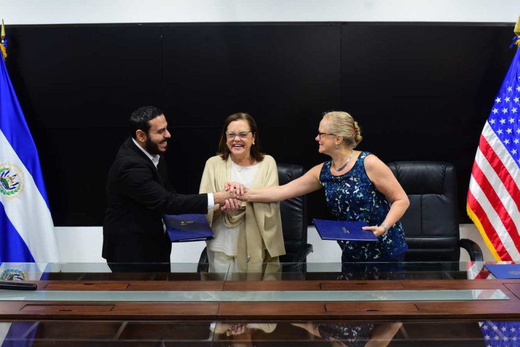 Representantes de ambos gobiernos intercambian los ejemplares del Memorando de Entendimiento tras la firma oficial.