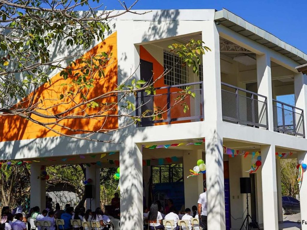 El módulo de dos niveles fue diseñado para reducir el riesgo de inundaciones y garantizar un espacio educativo más seguro para niñas, niños y docentes. Fotografía/ cortesía