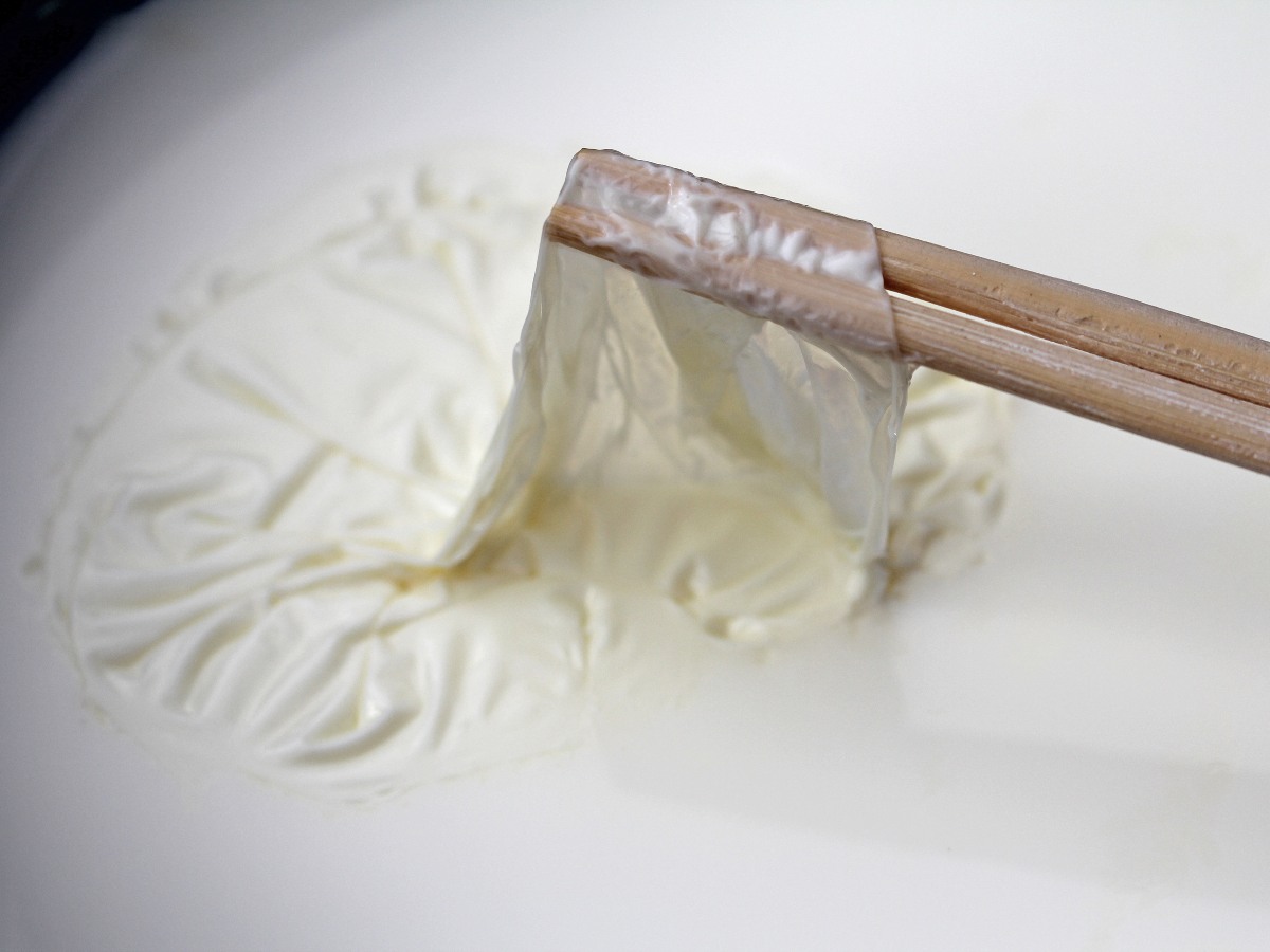 La nata se forma por la reacción de las proteínas de la leche al calor, un proceso natural que no indica deterioro ni pérdida de calidad nutricional.