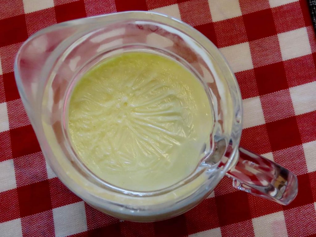 Aunque muchos la retiran por costumbre, la nata conserva proteínas lácteas y su consumo depende más del gusto personal que de razones de salud. 