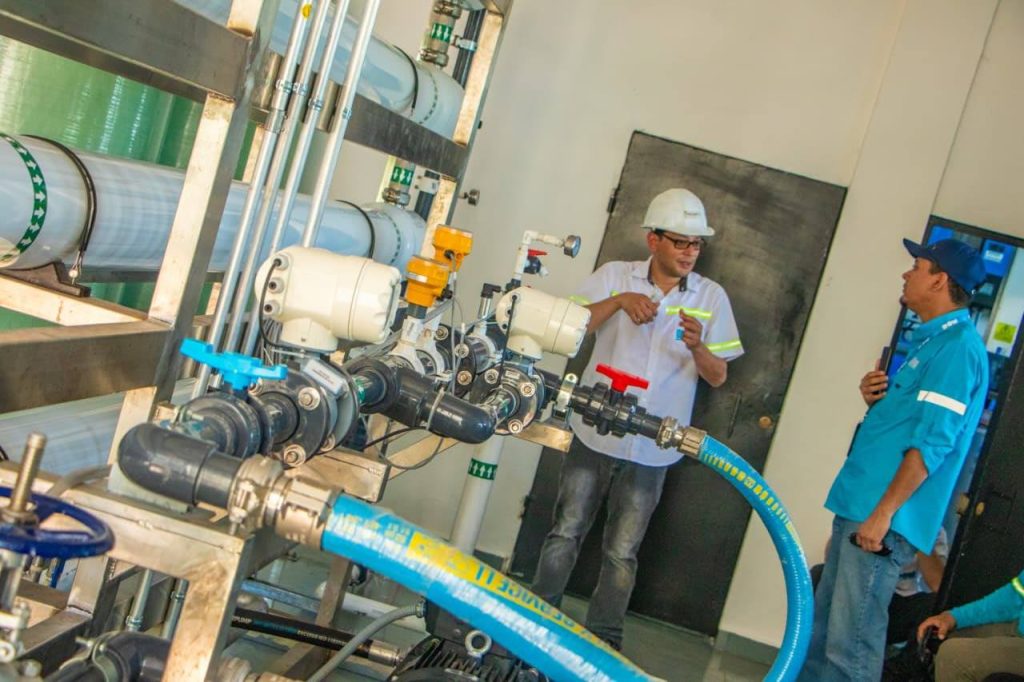 La nueva red de distribución llevará agua potable a más de 1,500 viviendas en distintos sectores de la isla.