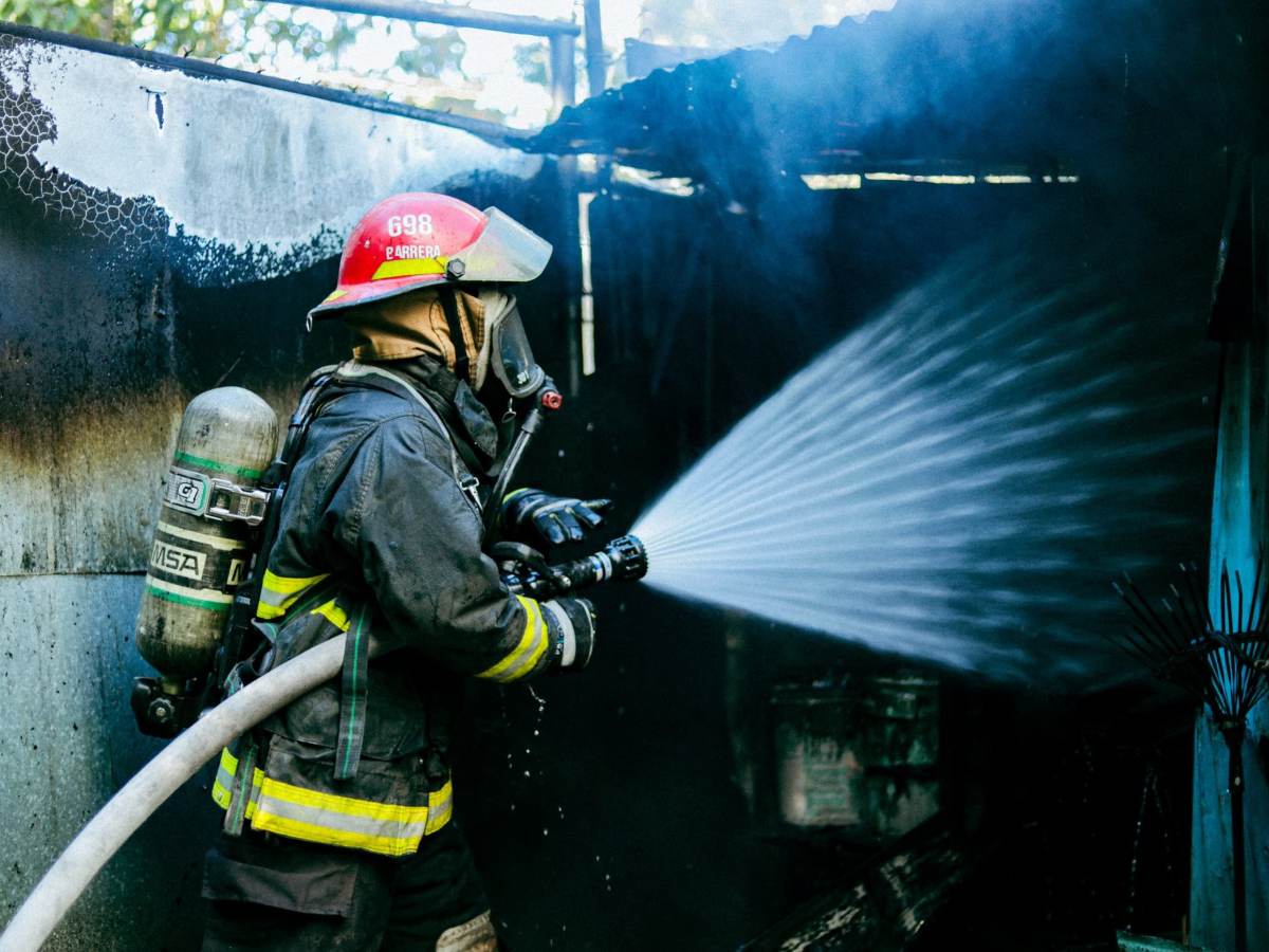 Fuerte incendio estructural afecta dos viviendas en la residencial San Pedro, Mejicanos.