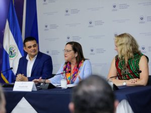 La canciller Alexandra Hill y la encargada de Negocios de EE.UU., Naomi Fellows, intercambian notas diplomáticas en Cancillería para reforzar la protección del patrimonio cultural salvadoreño.