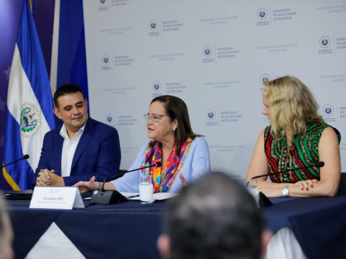 La canciller Alexandra Hill y la encargada de Negocios de EE.UU., Naomi Fellows, intercambian notas diplomáticas en Cancillería para reforzar la protección del patrimonio cultural salvadoreño.