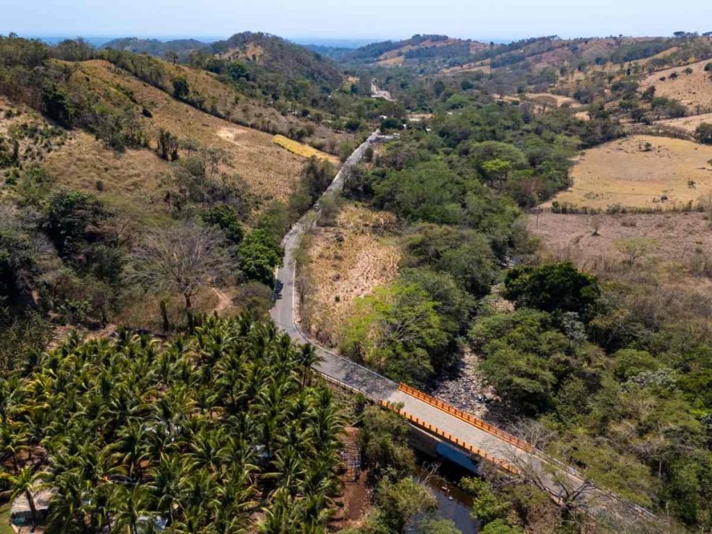 La vía, que antes era de tierra y difícil de transitar en invierno y verano, ahora cuenta con dos carriles formales.