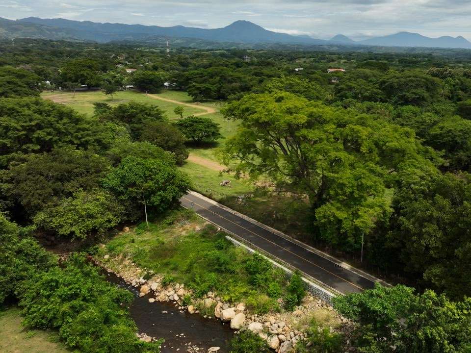 La obra incluyó drenajes longitudinales y transversales, colectores pluviales, muros de mampostería y mantenimiento de un puente.