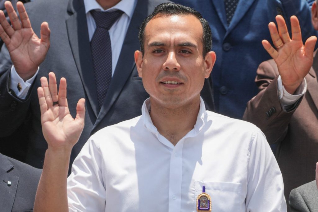 El presidente de Perú, José Jeri, saluda mientras posa para una foto protocolaria con los principales alcaldes de los distritos de Lima luego de una reunión en el Palacio de Gobierno en Lima, el 14 de octubre de 2025.