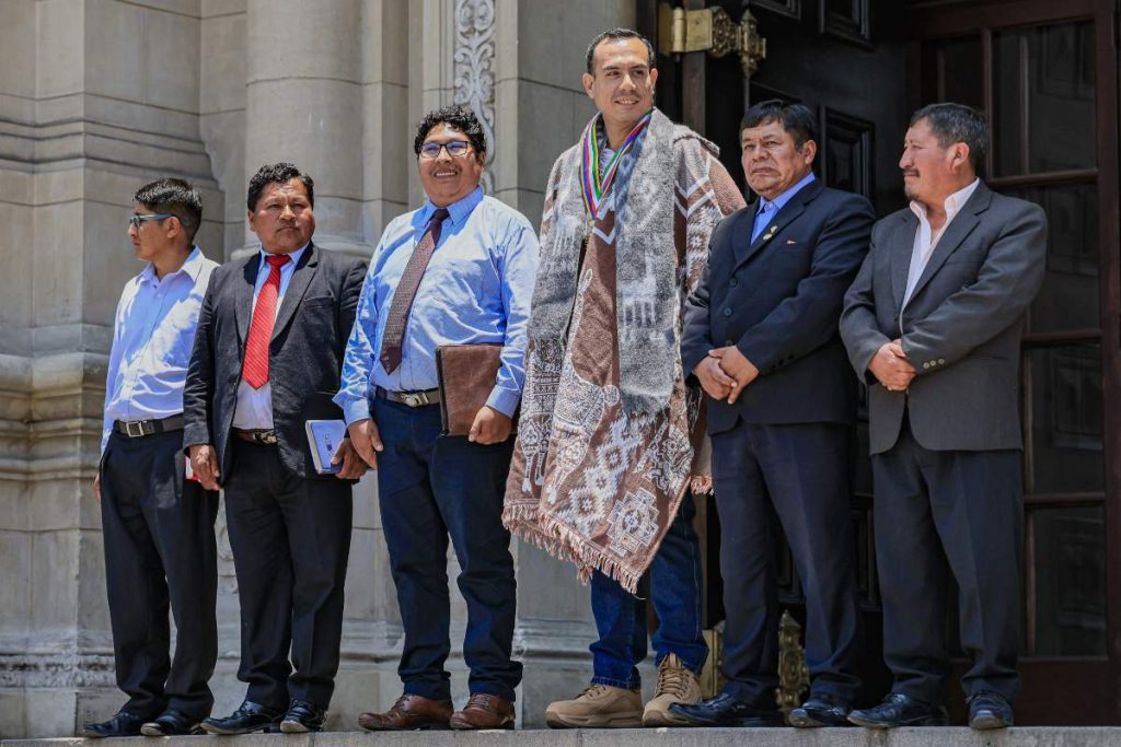 Foto difundida por la Presidencia peruana del depuesto presidente interino de Perú, José Jeri (C), en el Palacio de Gobierno en Lima el 16 de febrero de 2026.