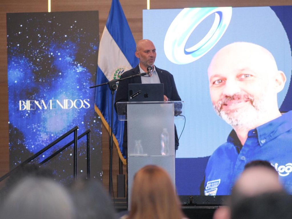 Miguel Caballero, CEO de Stakiny, durante su intervención en la conferencia de prensa donde se presentó la alianza estratégica para impulsar la tokenización de equity privado en El Salvador.