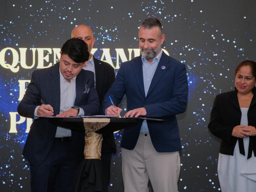 Antonio Arrué, vicepresidente de Corporación Infinito, y Miguel Caballero, CEO de Stakiny, firmaron el acuerdo que busca posicionar a El Salvador como hub regional de tokenización regulada de capital empresarial.