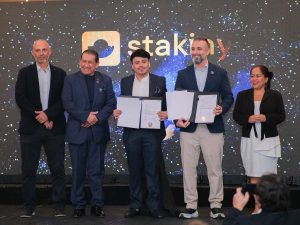 Representantes del sector privado y público acompañaron la firma del convenio global entre COIN y Stakiny, una alianza orientada a atraer inversión extranjera y fortalecer el ecosistema financiero digital del país.