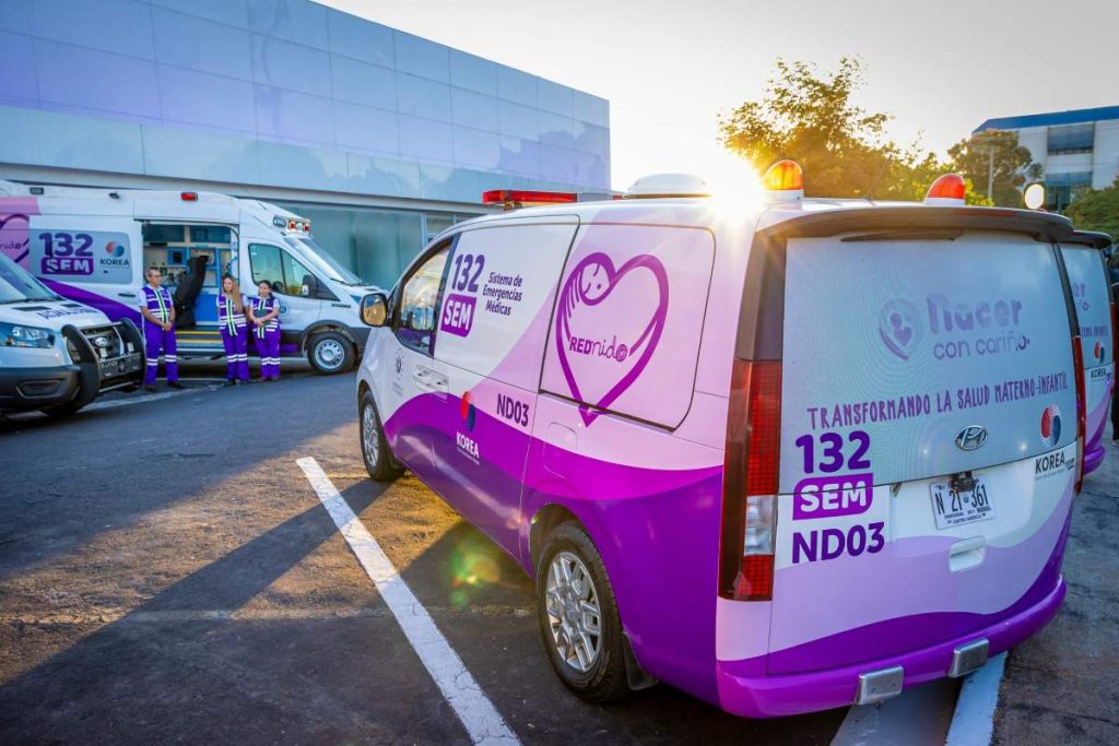 La donación incluye 10 ambulancias especializadas, cinco vehículos para zonas montañosas y tres clínicas móviles con ultrasonido y monitoreo fetal. 
