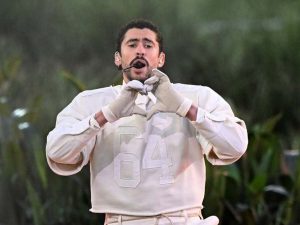 Camisetas regaladas por Bad Bunny a empleados de Zara se revenden hasta por 30 mil euros