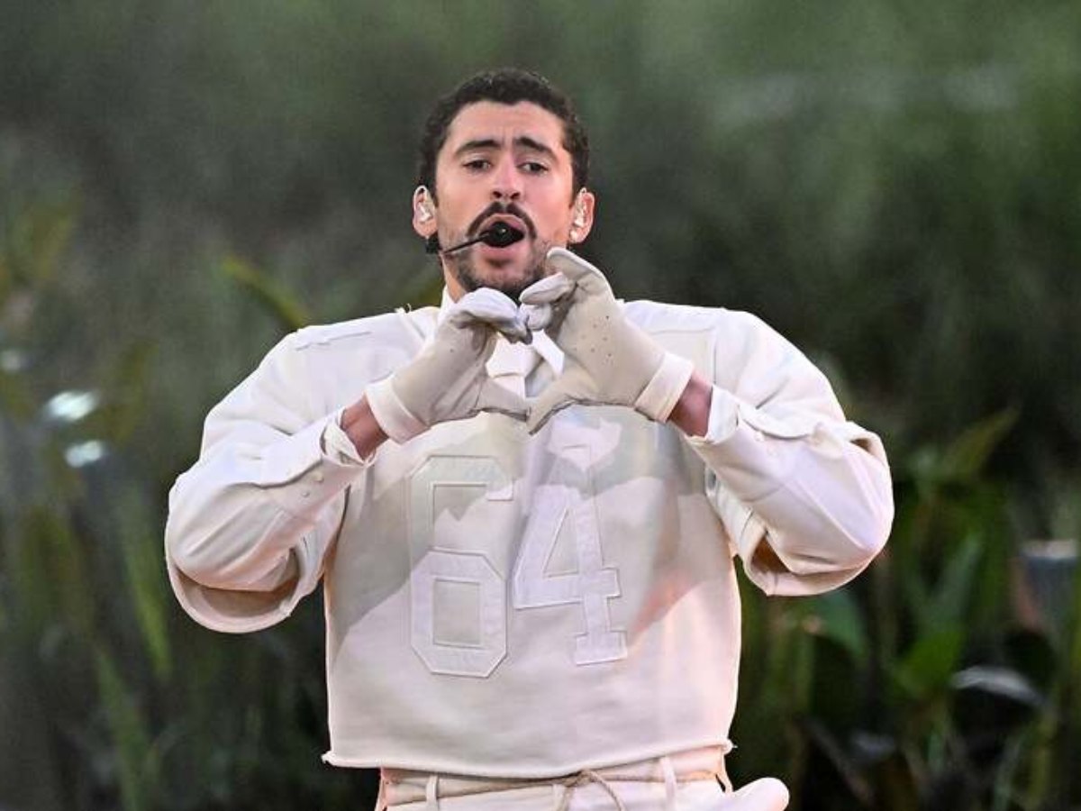 Camisetas idénticas a las usadas por Bad Bunny en el Super Bowl se revenden en internet por precios que alcanzan los 30,000 euros.