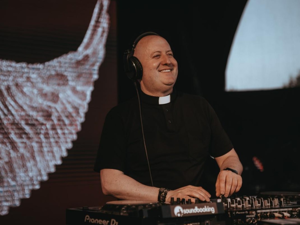 El Padre Guilherme, sacerdote y DJ autorizado por el Vaticano, llegará a El Salvador con una propuesta que fusiona música electrónica y alabanzas cristianas.