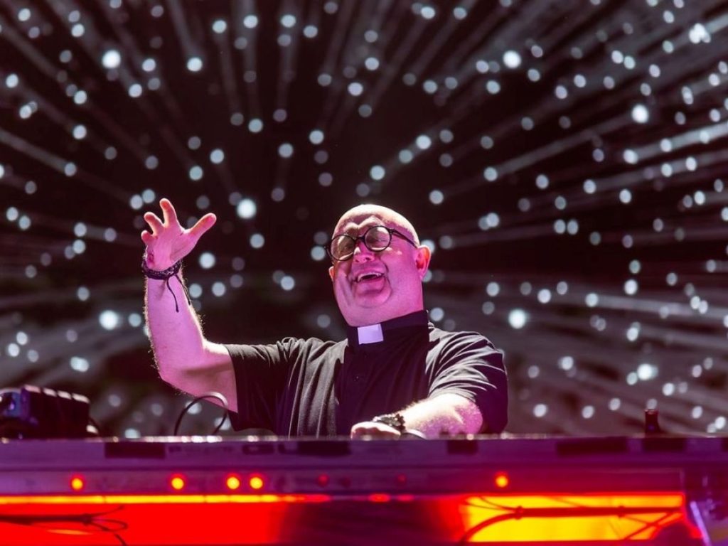 Fe y música electrónica se encontrarán el 7 de marzo en la UCA con la presentación del Padre Guilherme, una experiencia que busca conectar con nuevas generaciones.