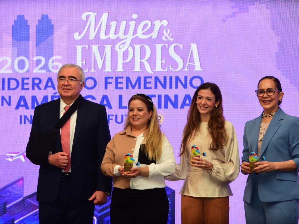 Representantes empresariales y organizadores posan durante la inauguración del II Foro Mujer y Empresa 2026, realizado en San Salvador.